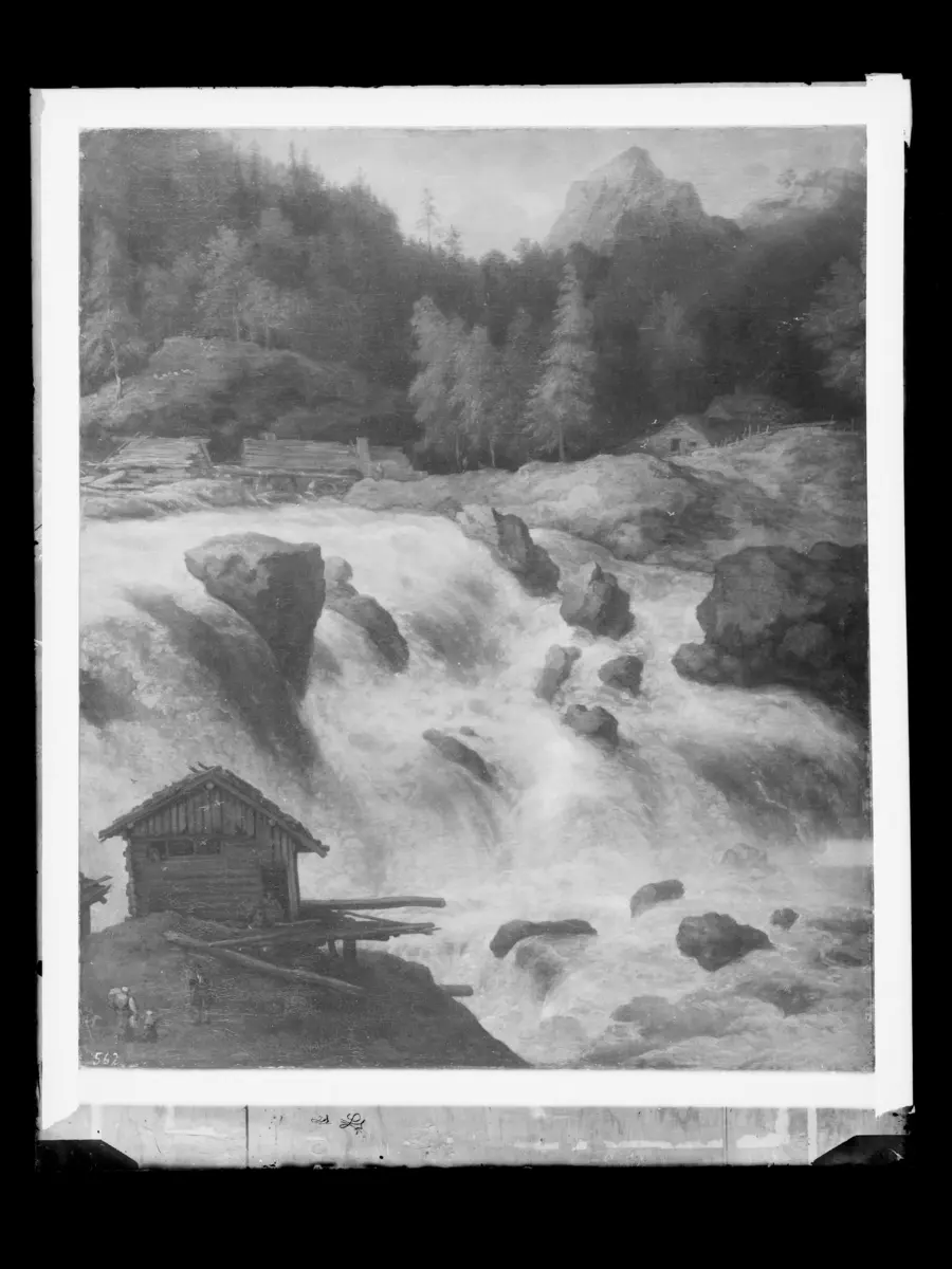 Wasserfall mit Bergspitze im Hintergrund