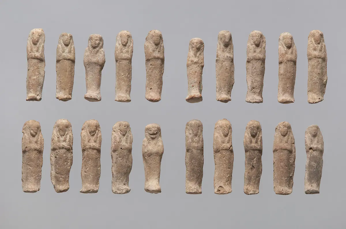 83 Ton-Uschebti und 37 Fragmente von Ton-Uschebti