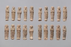 83 Ton-Uschebti und 37 Fragmente von Ton-Uschebti
