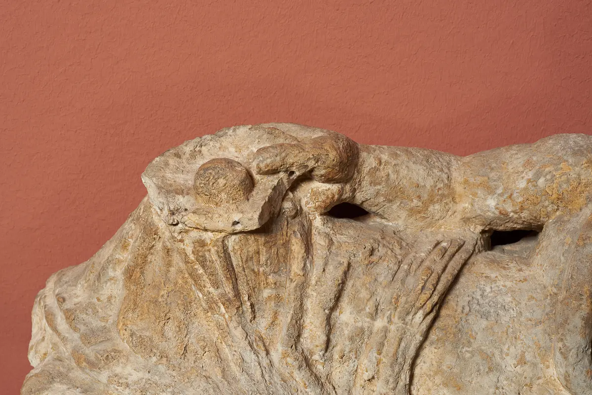 Deckel einer Aschenurne: Gelagerter Mann