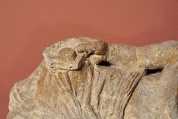 Deckel einer Aschenurne: Gelagerter Mann