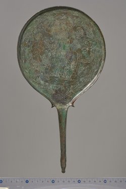 Griffspiegel praenestinischer Form: Athena zwischen Herakles und Jüngling