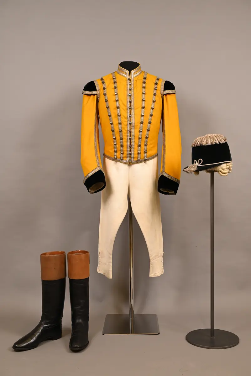 Reitender Kutscher (Jockey) für Daumont-Zug mit dunklen Pferden 