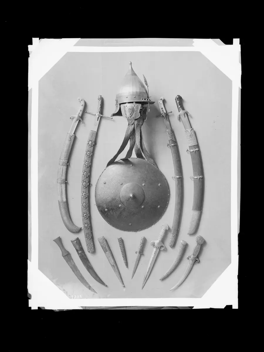 Sturmhaube (Schischak); Dolch mit Scheide; Orientalisches Dolchmesser mit Scheide; Säbel (polnische Karabela); Türkischer Säbel; Prunksäbel; Ungarischer Säbel; Rundschild