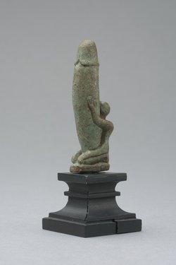 Figur eines knienden, nackten Mannes mit großem, aufgerichtetem Phallus