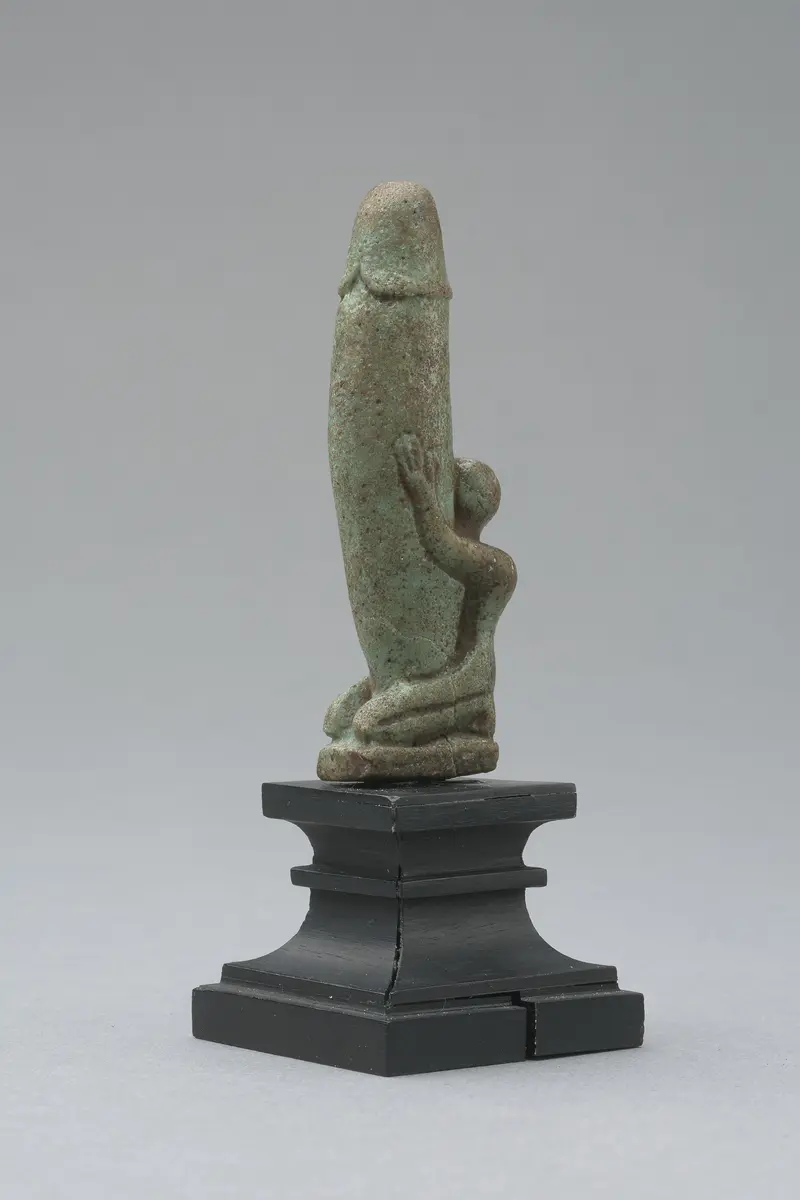 Figur eines knienden, nackten Mannes mit großem, aufgerichtetem Phallus