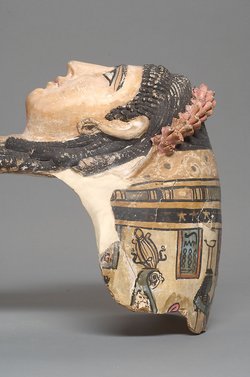 Kartonagemaske von einer weiblichen Mumie