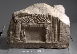 Fragment des Sarkophagkastens