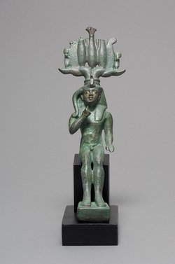 Sitzender Gott Harpokrates mit Hemhem-Krone