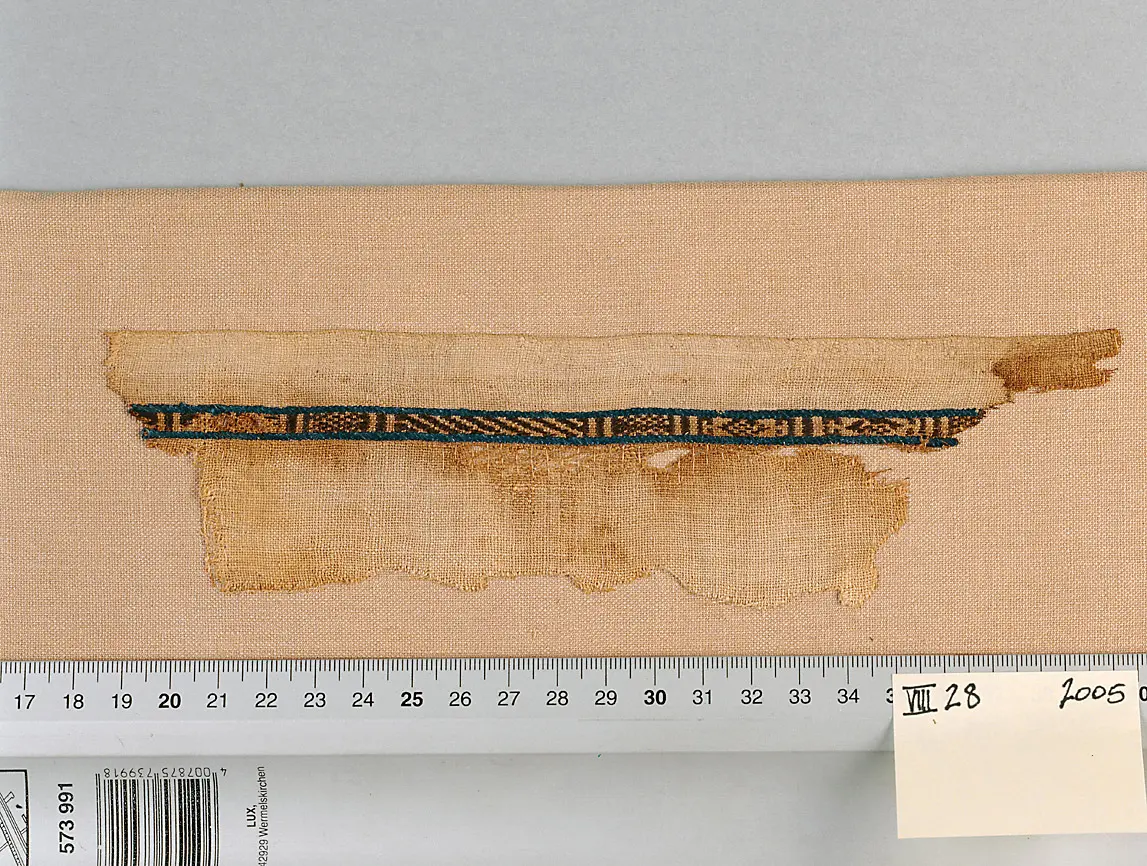 Leinenfragment mit Verzierung