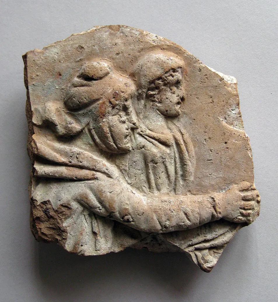 Fragment einer Aufsatzplatte(?): Pelops und Hippodameia im Wagen
