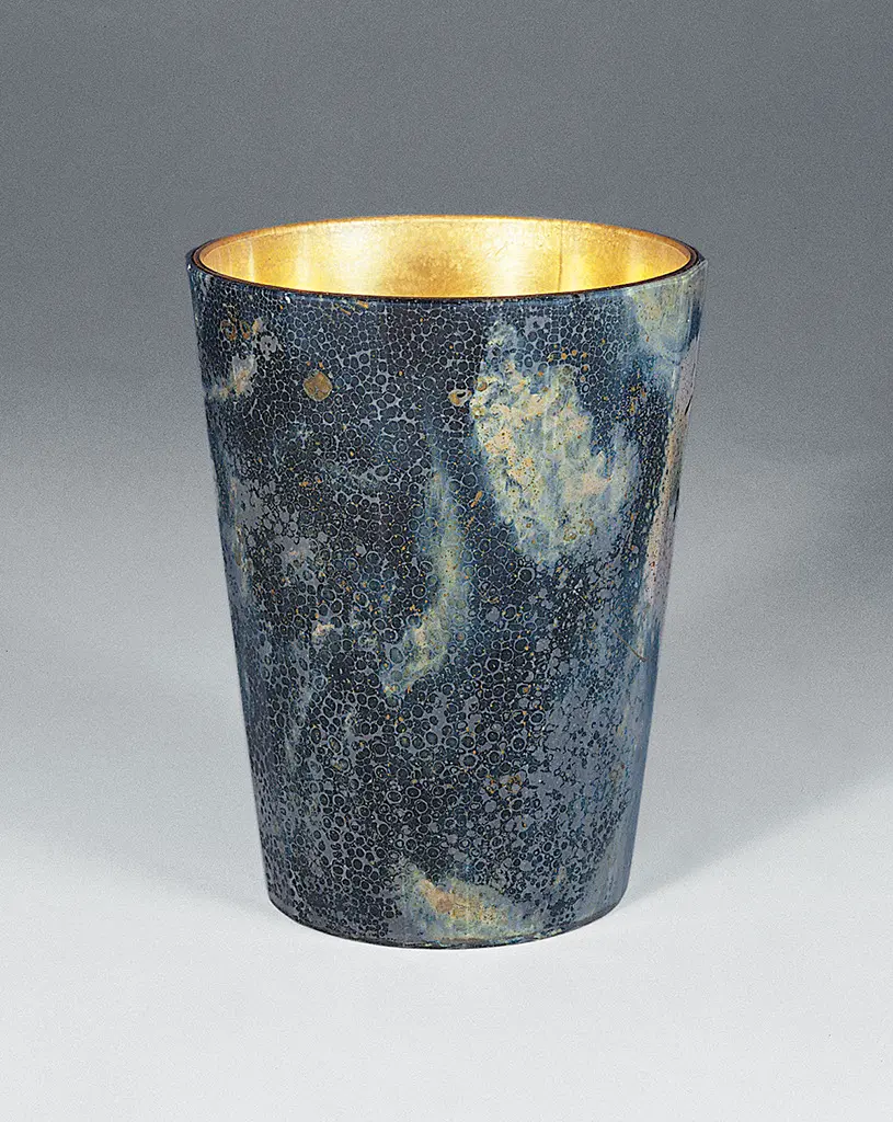 Zwischengoldbecher mit graublau marmorierter Bemalung