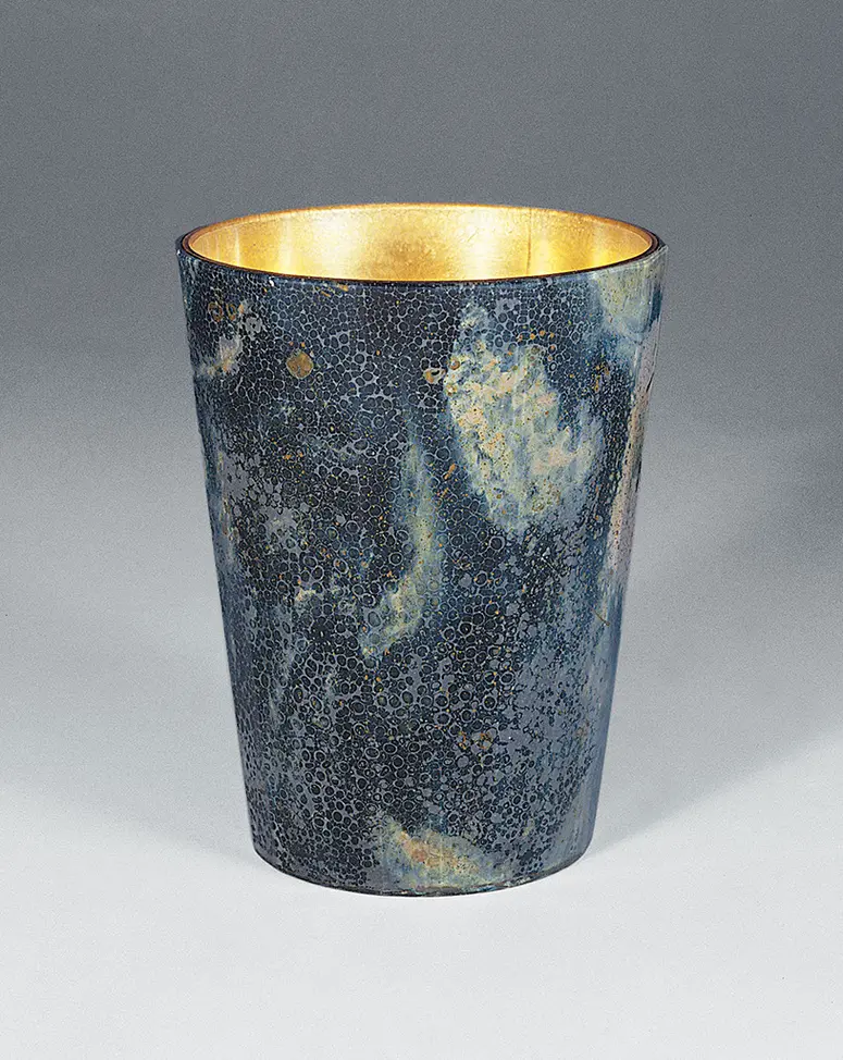 Zwischengoldbecher mit graublau marmorierter Bemalung