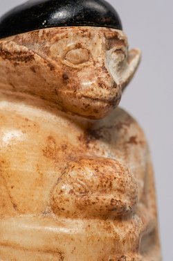 Behälter für Augenschminke in Gestalt einer Äffin mit Jungem