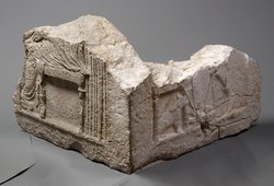 Fragment des Sarkophagkastens