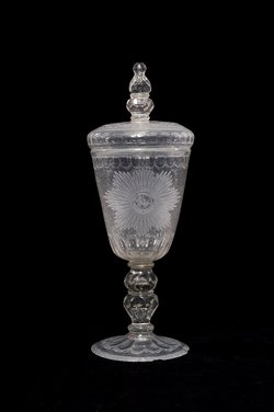 Großer Deckelpokal mit bekröntem Monogramm "FWR"