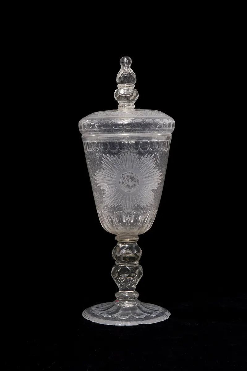 Großer Deckelpokal mit bekröntem Monogramm 