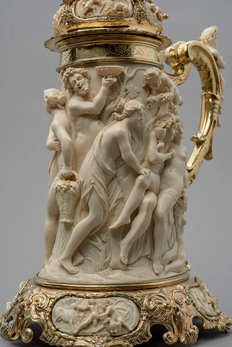 Deckelhumpen aus Elfenbein mit Bacchanal und mythologischen Szenen
