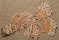 Fragmentierte Wandmalerei: Gesicht einer Heiligen