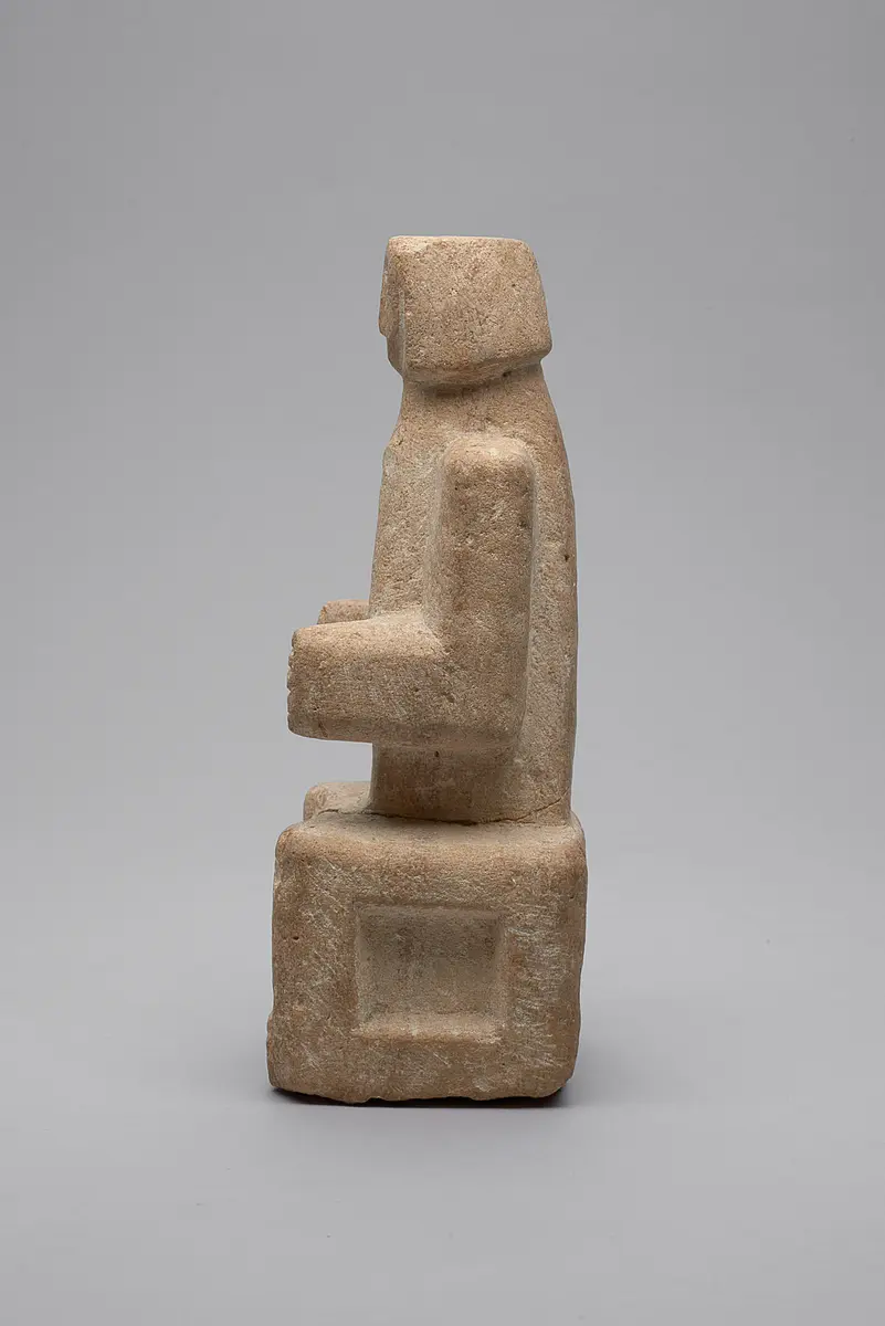 Figur einer sitzenden Frau