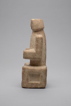 Figur einer sitzenden Frau