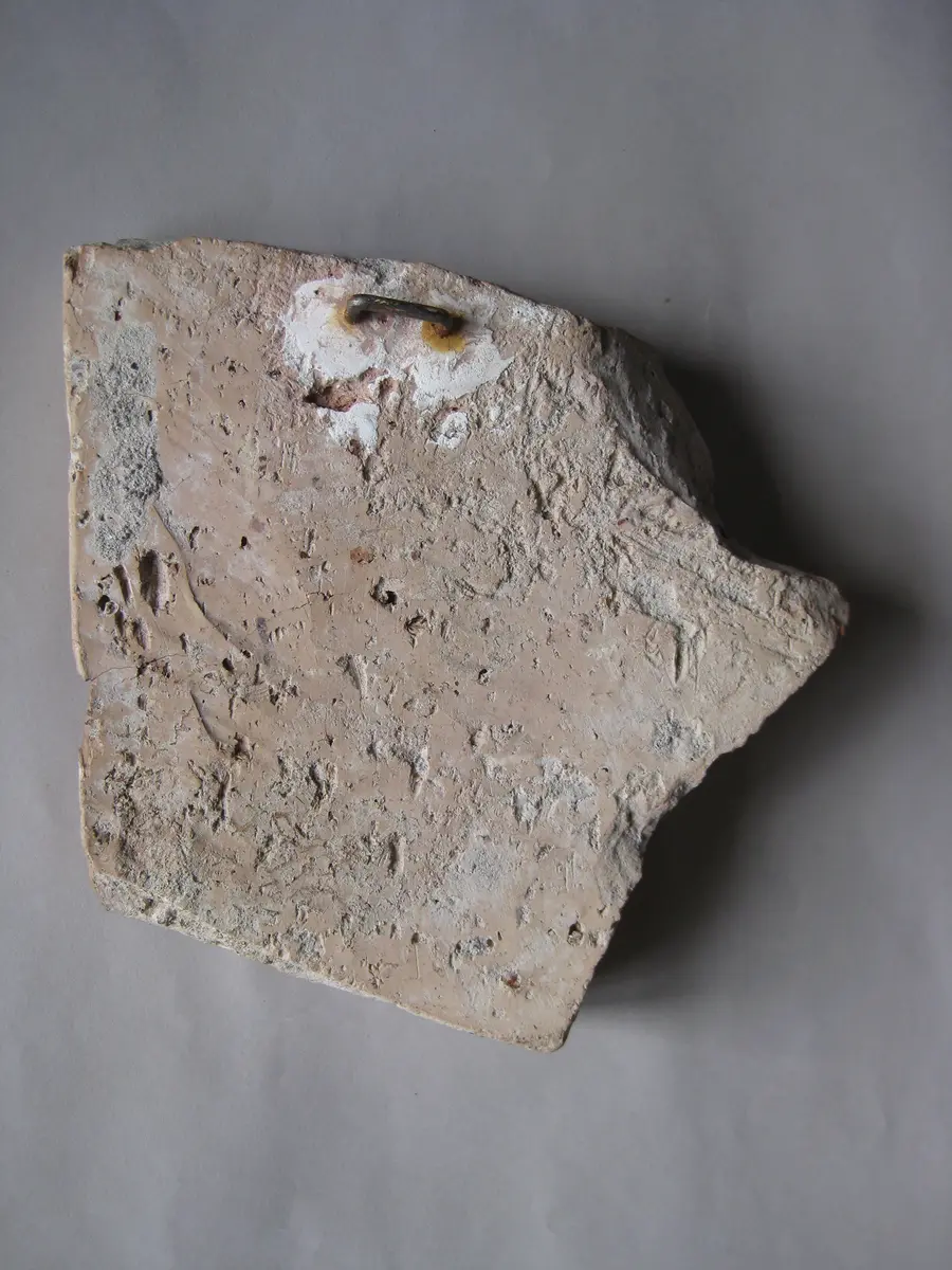 Fragment vom rechten Rand einer Verkleidungsplatte mit Dreifußstreit-Darstellung: Herakles