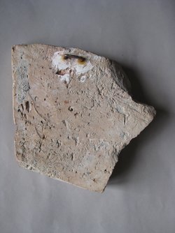 Fragment vom rechten Rand einer Verkleidungsplatte mit Dreifußstreit-Darstellung: Herakles