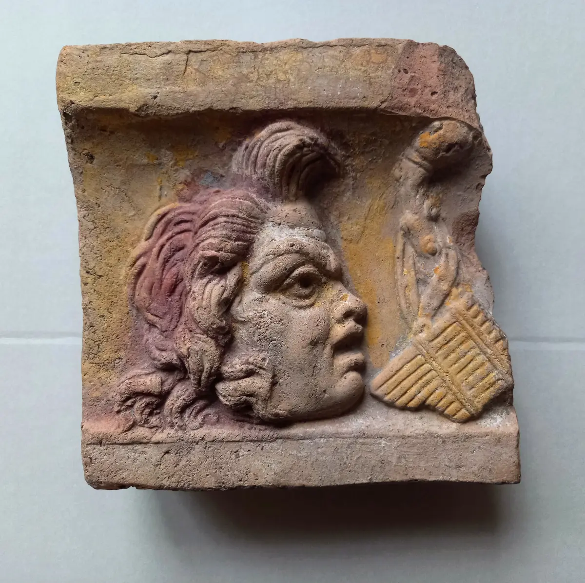 Fragment aus dem rechten Teil einer Sima mit bacchischen Masken: Satyrmaske, Pedum, Syrinx