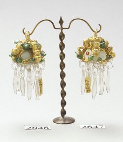 Ohrgehänge mit haferkornartigen Anhängseln aus Glas 