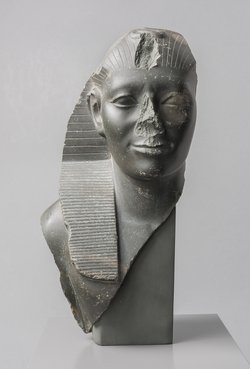 Büste einer Statue von König Amenemhet V. Sechemkare