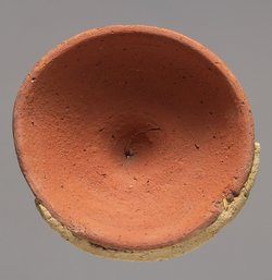 Ibismumie in kegelförmigem Tongefäß, mit Deckel