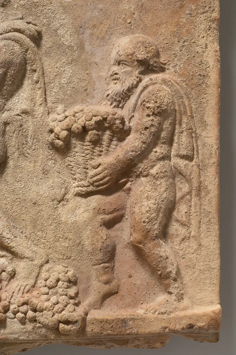 Aufsatzplatte: Zwei kelternde Satyrn, jugendlicher Satyr mit Doppelflöte, Silen mit Korb