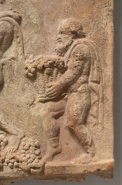 Aufsatzplatte: Zwei kelternde Satyrn, jugendlicher Satyr mit Doppelflöte, Silen mit Korb