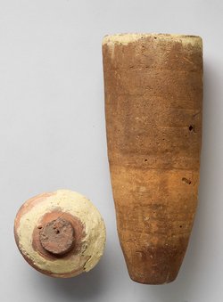Ibismumie in kegelförmigem Tongefäß, mit Deckel