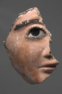 Fragmentiertes Gesicht eines Stucksarges