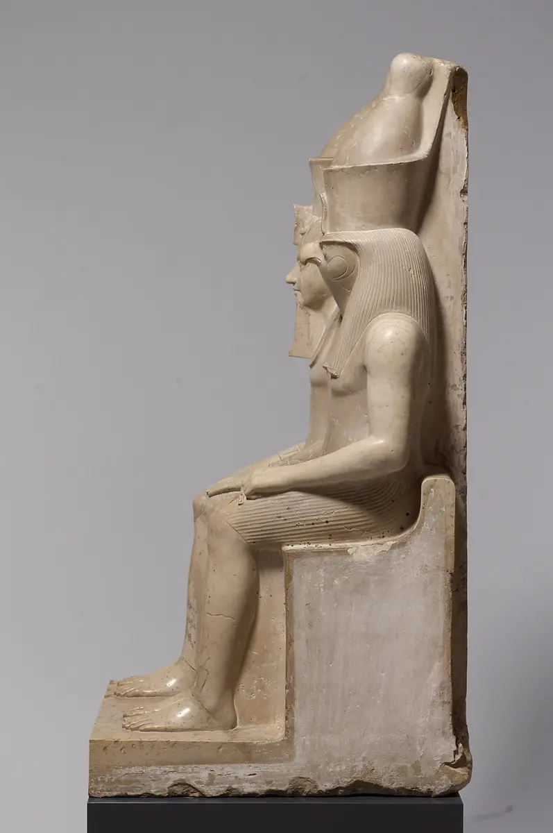 Statuengruppe des Gottes Horus und des Königs Haremhab