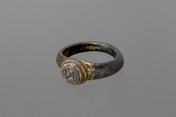 Fingerring mit Monogramm