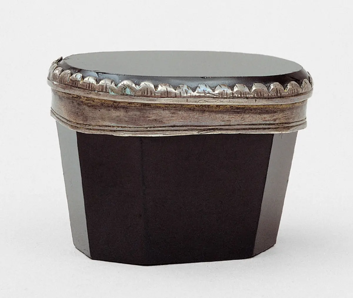 Deckeldose aus dunkelrotem Glas mit Metallfassung