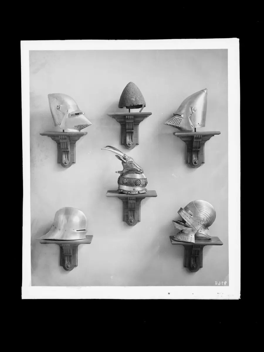 Beckenhaube mit spitzem Visier; Nasalhelm; Beckenhaube mit spitzem Visier; Skanderbeg-Helm; Schallerkombination; Schaller