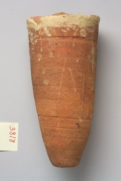 Ibismumie in kegelförmigem Tongefäß