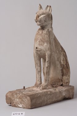 Katzenförmiger Sarg für eine Katzenmumie