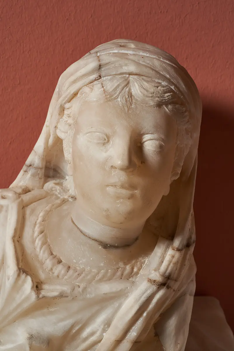 Deckel einer Aschenurne: Gelagerte Frau
