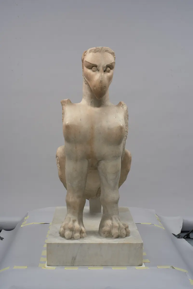 Sitzende Sphinx mit Greifenkopf