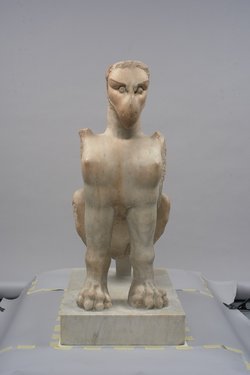 Sitzende Sphinx mit Greifenkopf