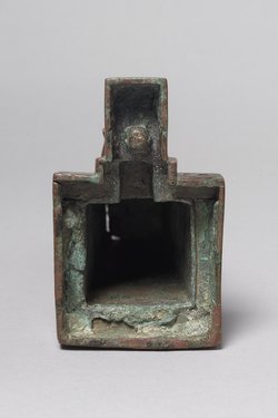 Obelisk mit löwenköpfiger Göttin