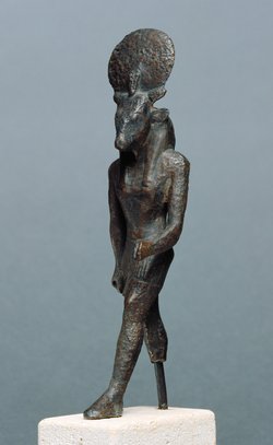 Gott Month, stierköpfig, schreitend