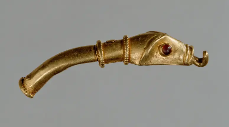Fragment eines Armringes mit Tierkopfschließe