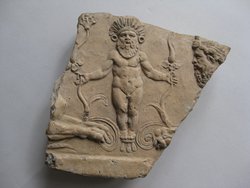 Fragment aus der Mitte einer Sima: Besfigur zwischen ruhenden Sphingen