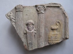 Fragment einer Aufsatzplatte mit Palästradarstellung: Herme und Kanne zwischen Säulen