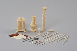 Rötelstift eines Schreibzeugs in Gestalt einer Säule
